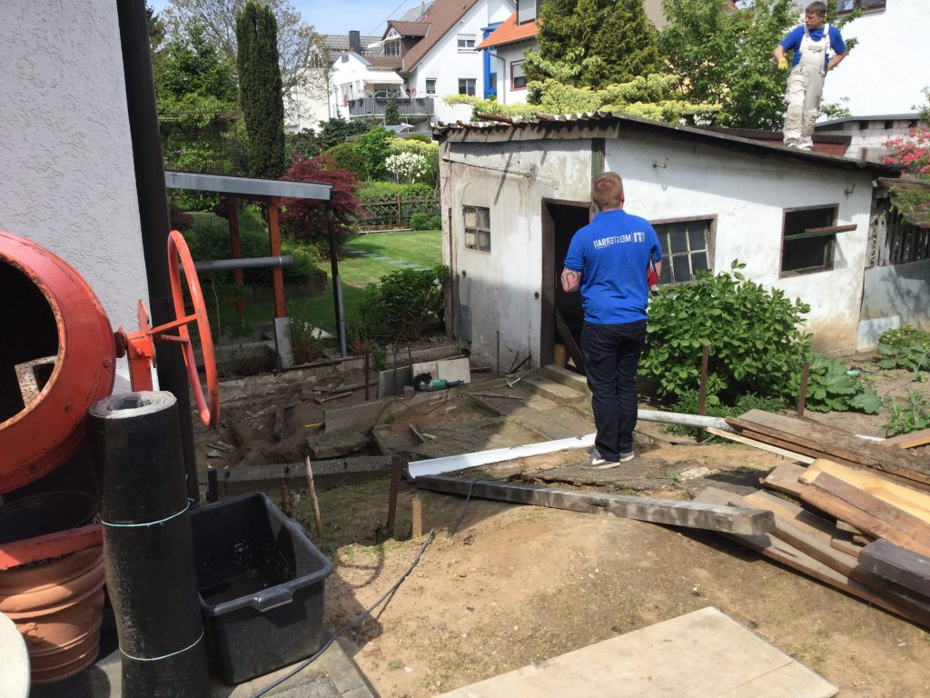 vor der Umgestaltung eines Gartens mit Anfertigung einer neuen Gartenlaube. Meisterbau - Solides handwerk im Rhein-Main-Gebiet