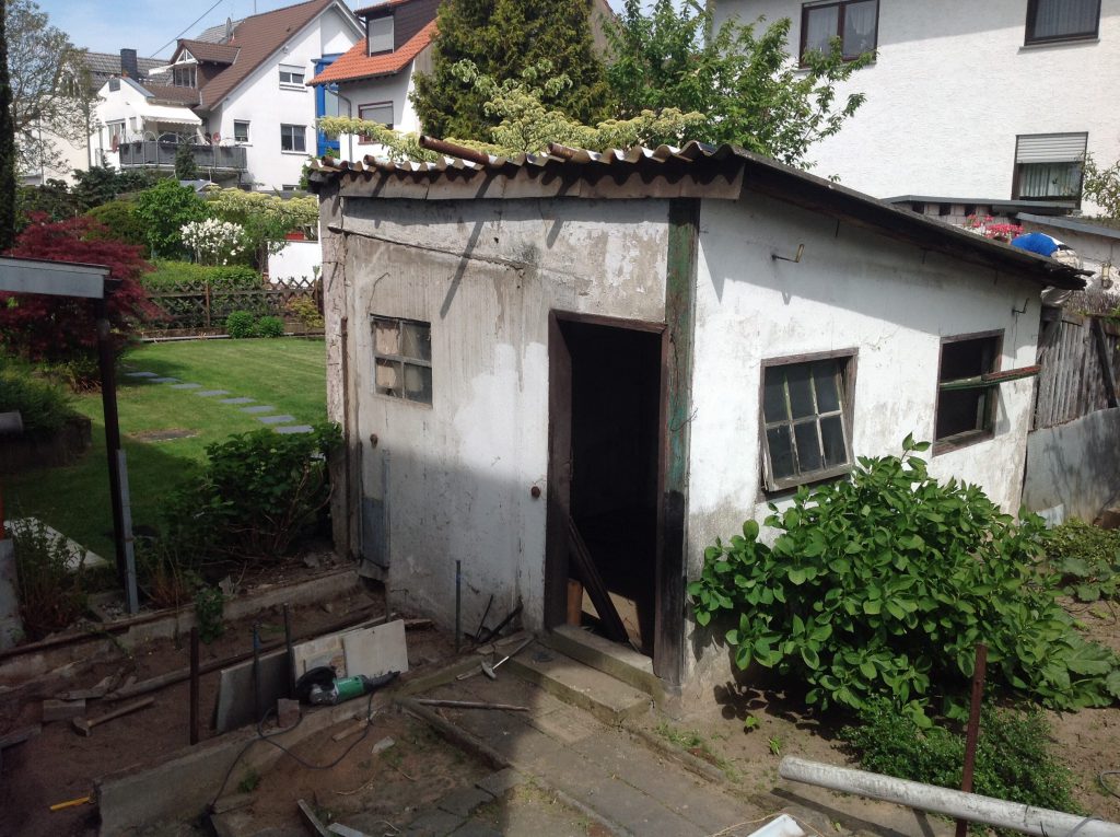 vor der Umgestaltung eines Gartens mit Anfertigung einer neuen Gartenlaube. Meisterbau - Solides handwerk im Rhein-Main-Gebiet