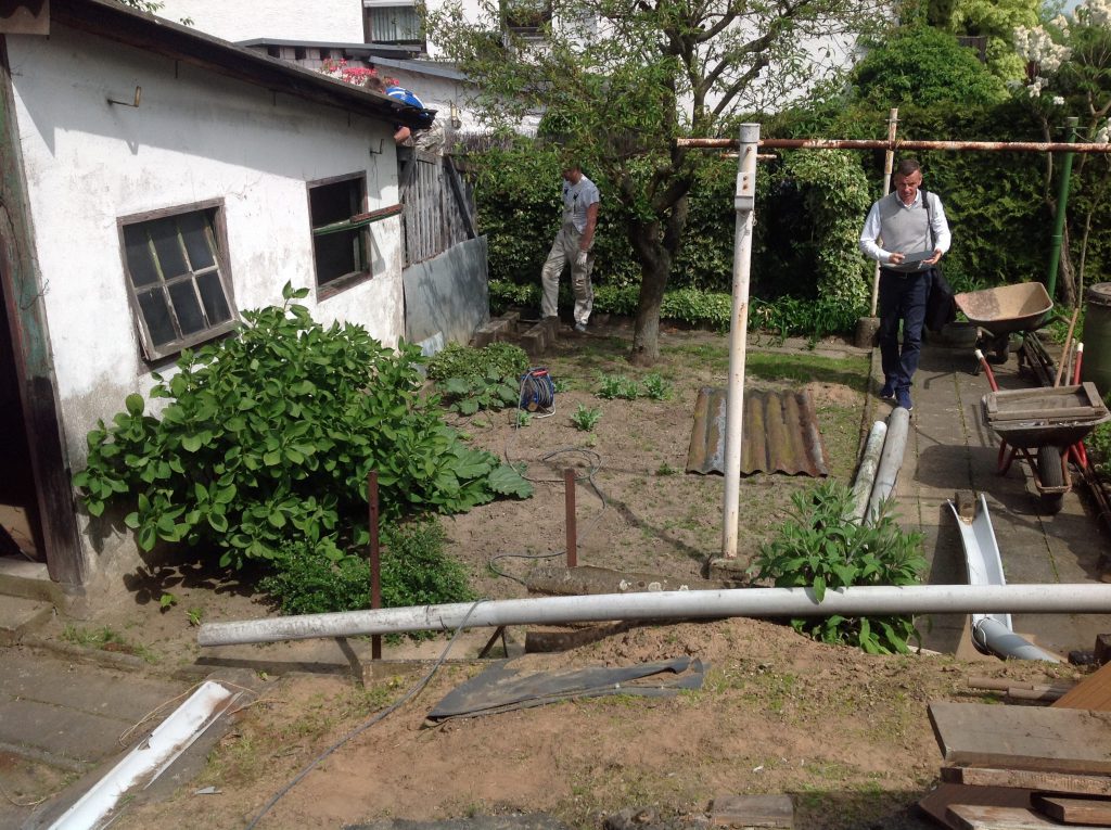 vor der Umgestaltung eines Gartens mit Anfertigung einer neuen Gartenlaube. Meisterbau - Solides handwerk im Rhein-Main-Gebiet